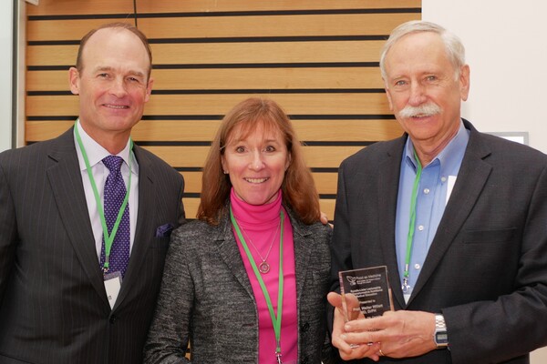Photo of Walter Willett receiving the Rundle-Lister Award